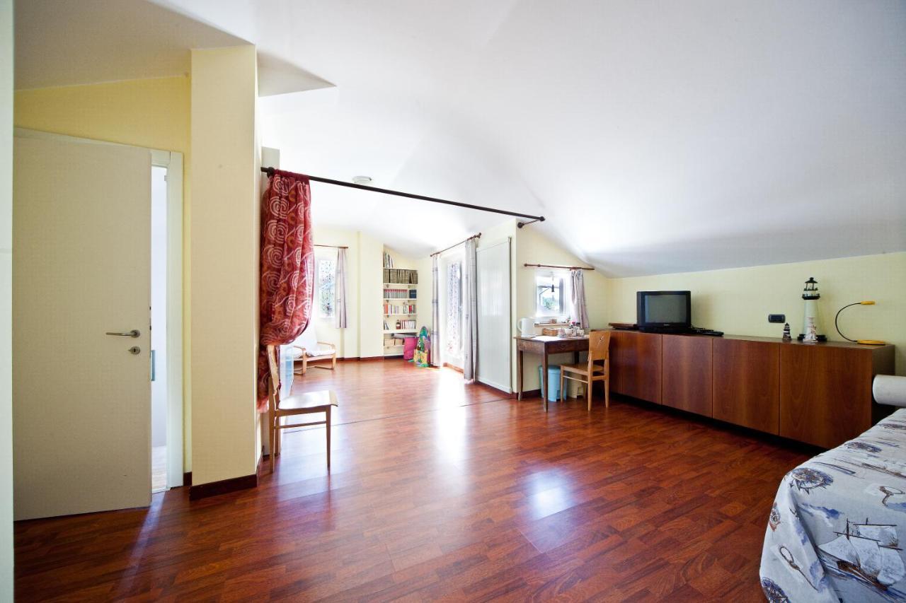 Il Faro Di Manuela Bed & Breakfast Fino Mornasco Exterior photo